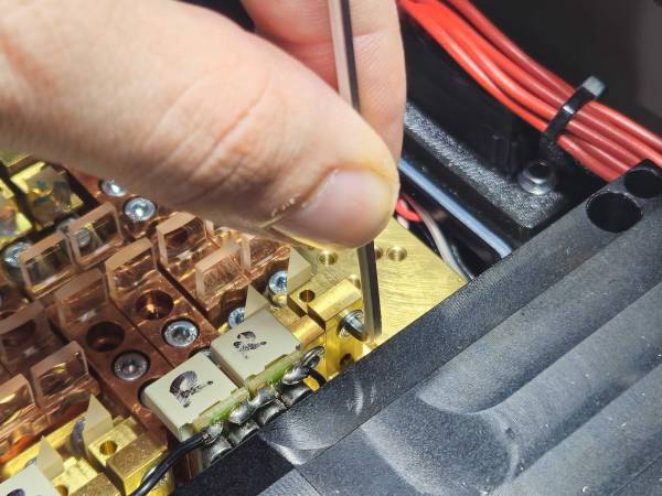 Adjusting side screw